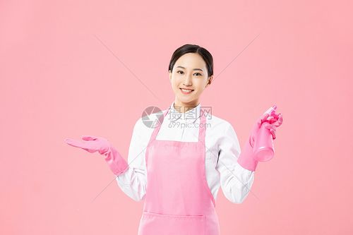 家政服务女性清理玻璃